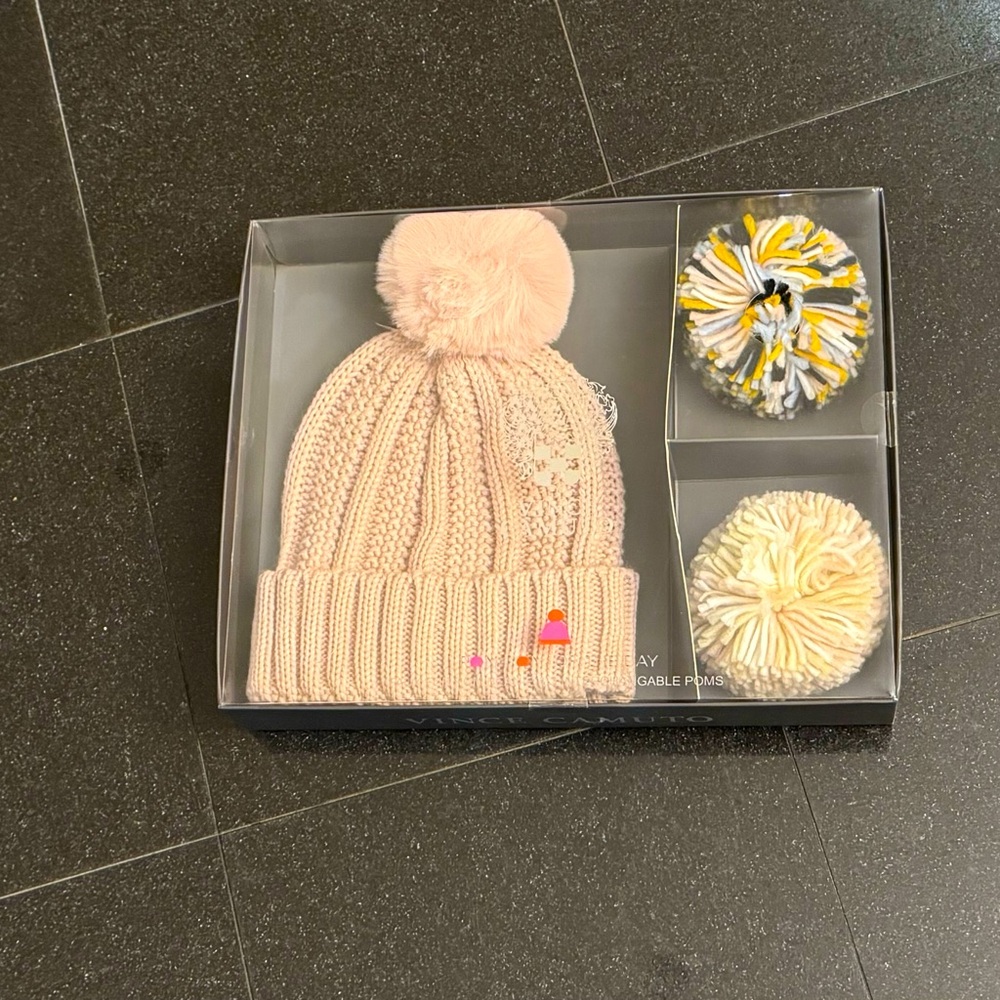 🆕 NWT / NIB VINCE CAMUTO
Pick-A-Pom Faux Fur Beanie in pink